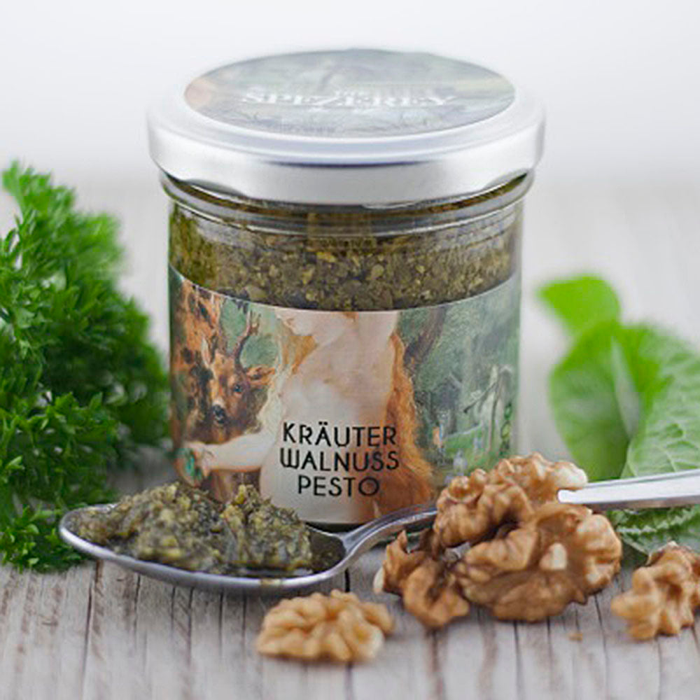 Kräuter-Walnuss-Pesto auf Löffel mit Walnüssen