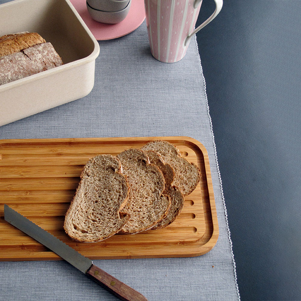 Bambus-Brotdose inkl. Schneidebrett, weiß mit Brot und Messer